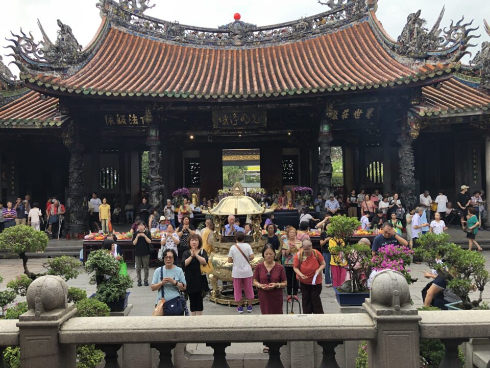 台北で朝早くから観光できるパワースポット 龍山寺 朝ごはんコース 台北ひとり旅 ぼっち暮らし